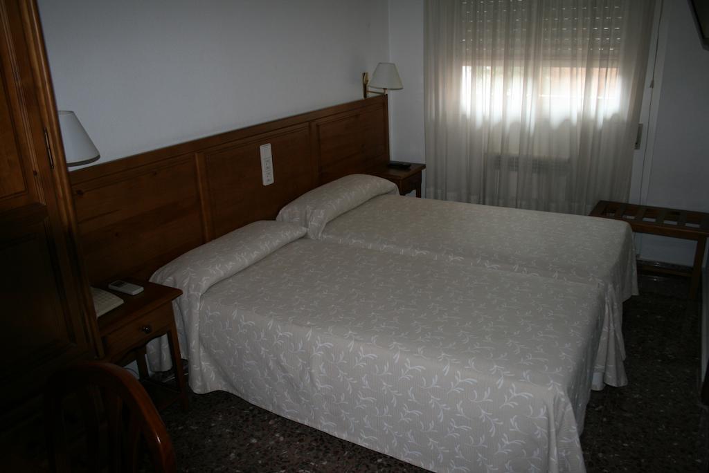 Hostal Puente de Piedra Saragosse Chambre photo